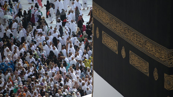 مزدلفة من المشاعر المقدسة التي يمرُّ بها الحجاج في رحلة حجهم إلى بيت الله الحرام. ويعود سبب تسميتها إلى أحد أمرين، الأول لأن الناس يزدلفون منها، أي يقتربون إلى الحرم، والثاني لأن الناس يقضون فيها زُلفًا من الليل، أي أوقاتًا وساعات من الليل. ويسمى مزدلفة كذلك: جَ مْ ع، لأن الناس يجتمعون فيها، ويسمى كذلك: المشعَ ر الحرام، لأنها من الحرم، كما جاء في القرآن، قوله تعالى: ﴿فَإِذَا أَفَضْتُم منْ عَرَفَاتٍ فَاذْكُرُوا الله عِندَ الْمَشْعَرِ الْحَرَامِ﴾. ويعتبر مَشعر مزدلفةُ كله مكانًا يصحُّ فيه الوقوف، كما قال -صلى الله عليه وسلم: (وقفتُ ههنا وجَمْع مزدلفة كلها موقف).